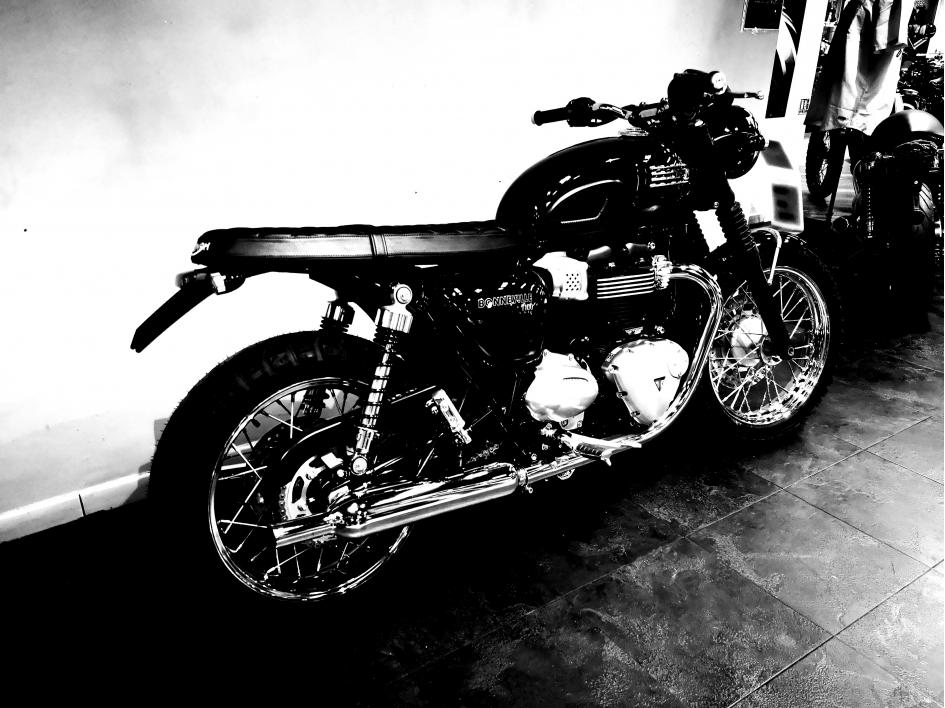 Une BONNEVILLE T100 qui change de l'ordianaire!